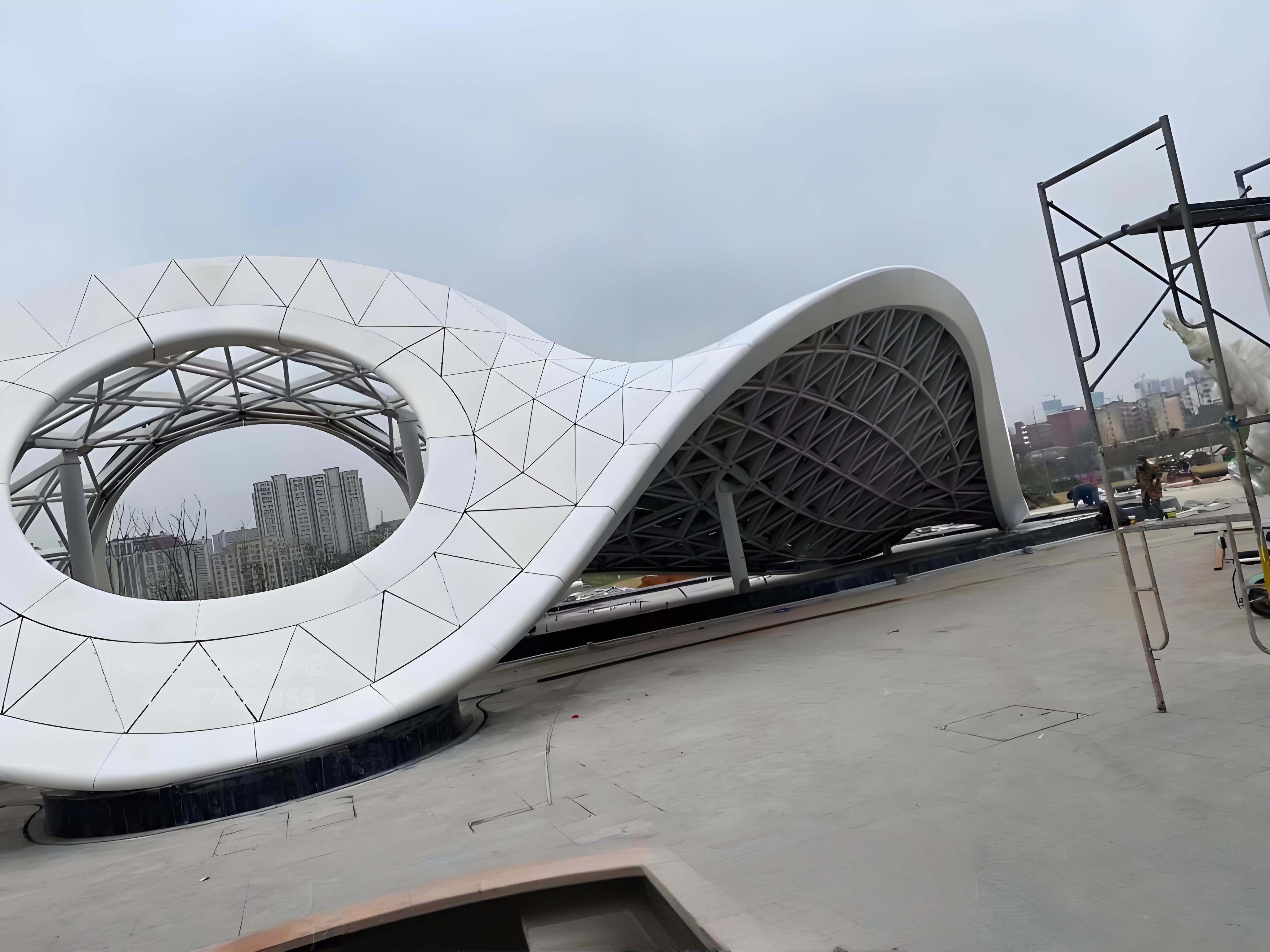 Koncept technologie formování na místě pro zakřivené hliníkové panely