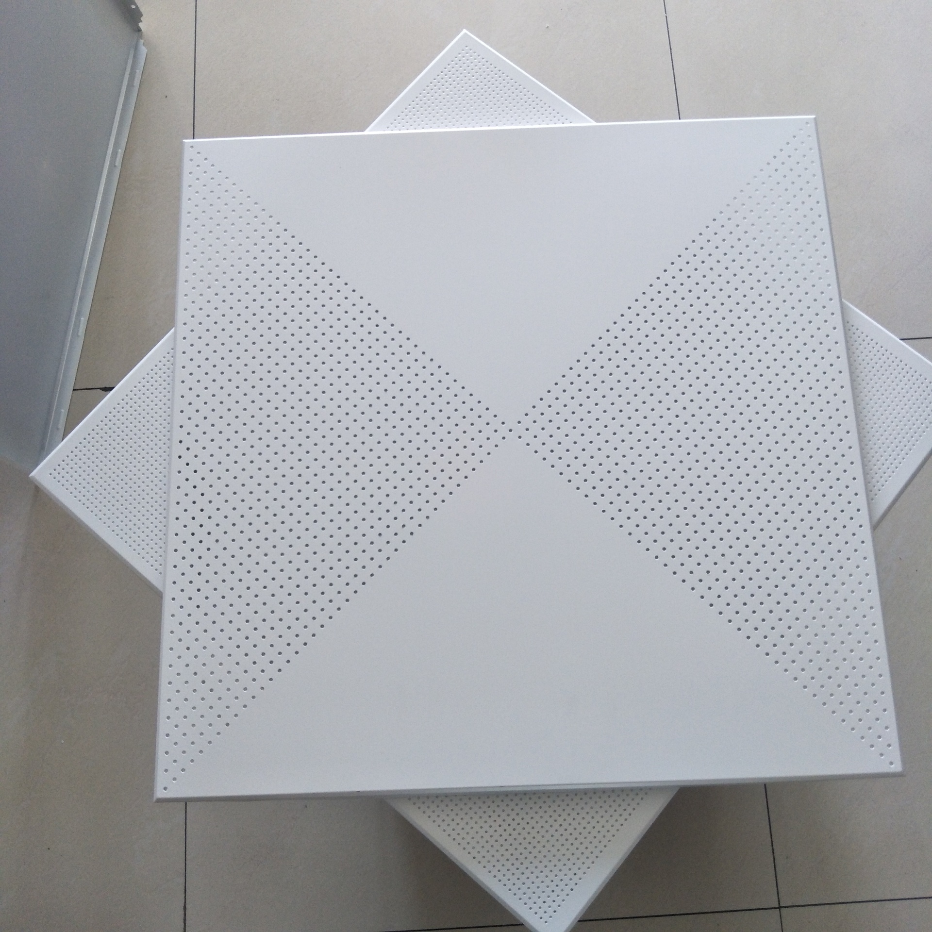 Hliníkový knoflíkový panel vs. Kompozitní panel hliníku